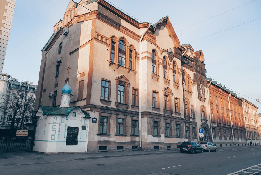 Клиника высоких медицинских технологий им. Н.И. Пирогова на набережной реки Фонтанки,154.
