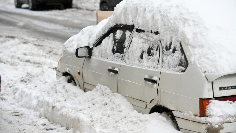 Последствия снегопада в Петербурге.