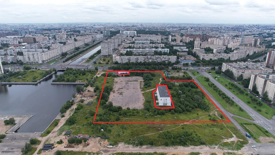 Земельный участок на намывных территориях Васильевского острова в Петербурге, переданный Фонду поддержки социальных инициатив ПАО "Газпром".
