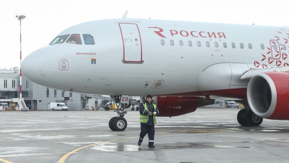 Россия. Санкт-Петербург. Самолет авиакомпании "Россия" в аэропорту "Пулково" в Санкт-Петербурге.