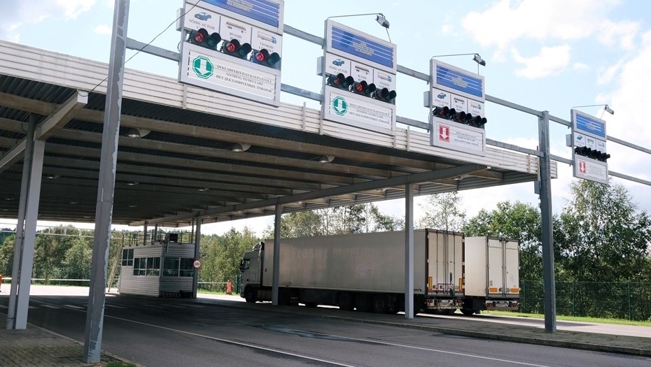 Грузовой автотранспорт на КПП Койдула. Граница Эстонии с РФ.