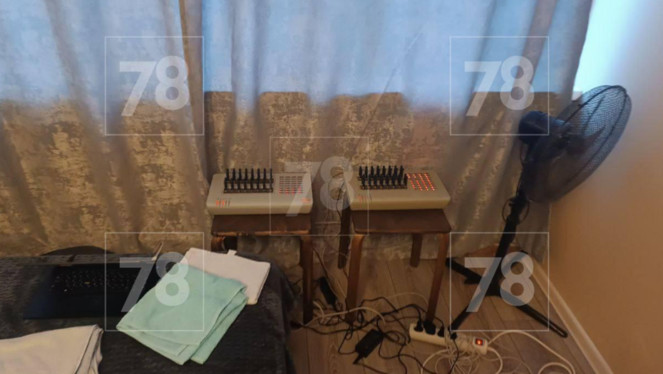 В одной из квартир Петербурга правоохранители выявили узел связи аферистов