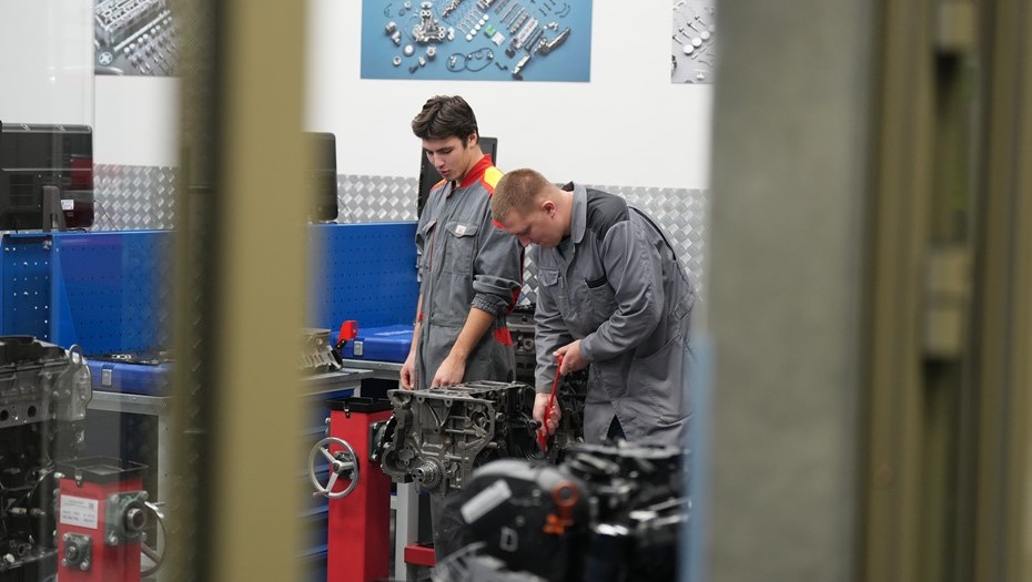 На заводах теперь нередко можно встретить
бывших банковских клерков 
