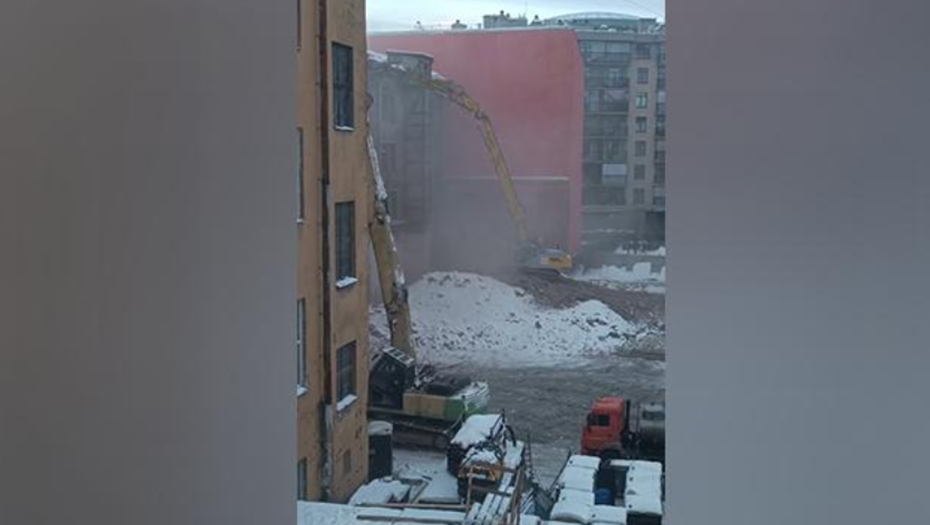 В Петербурге сносят здание завода эмалированной посуды