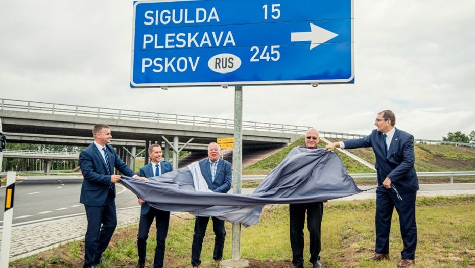 Открытие дорожного указателя на Видземском шоссе А2 в Латвии. 2020 год.
