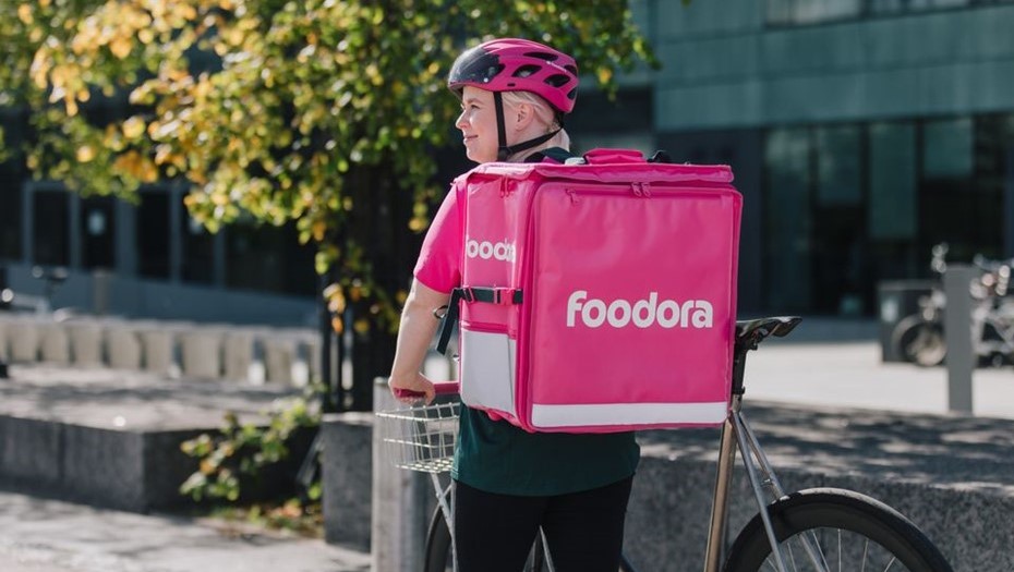 Курьер службы доставки Foodora в Финляндии.