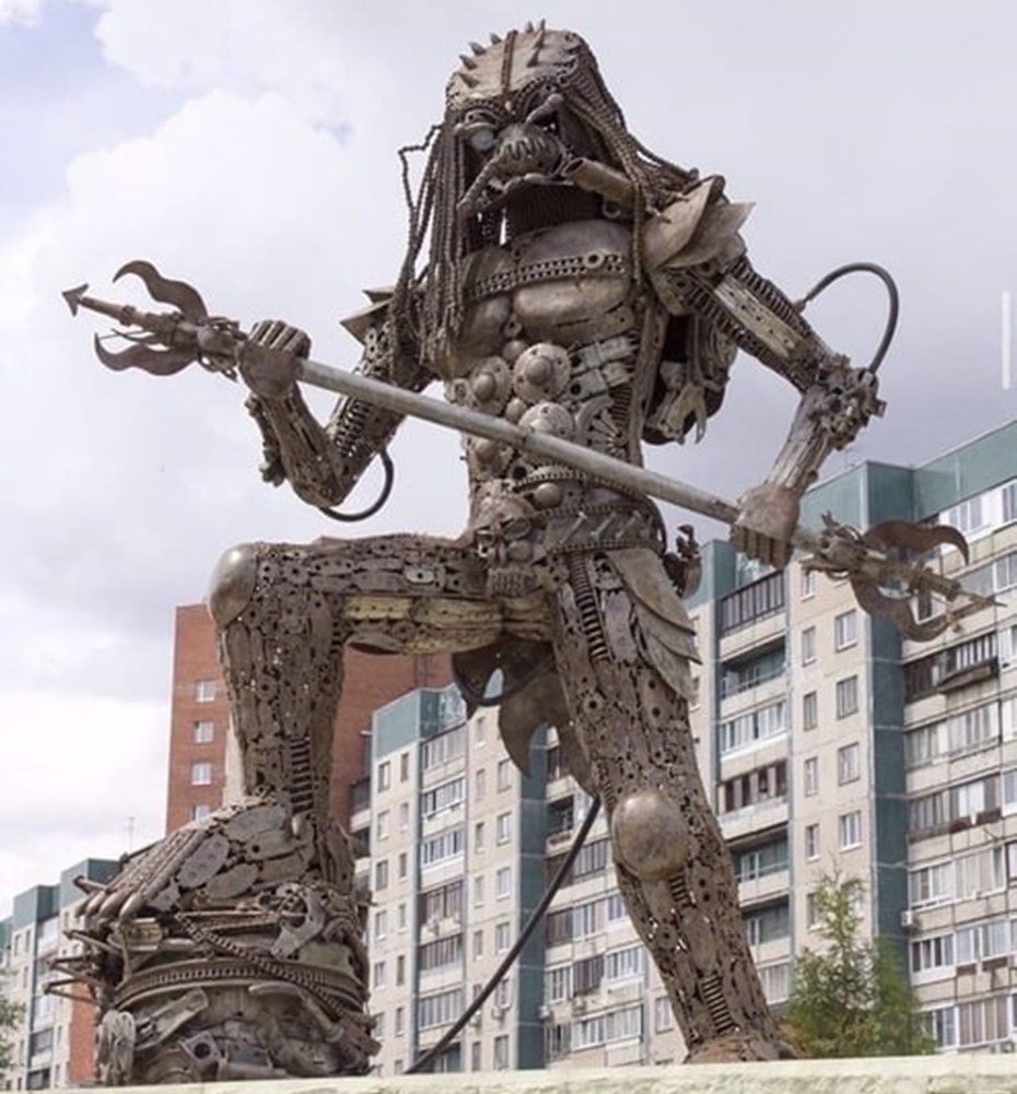 Скульптуру "Хищника" могут убрать в Клочковом переулке из-за жалобы петербуржца