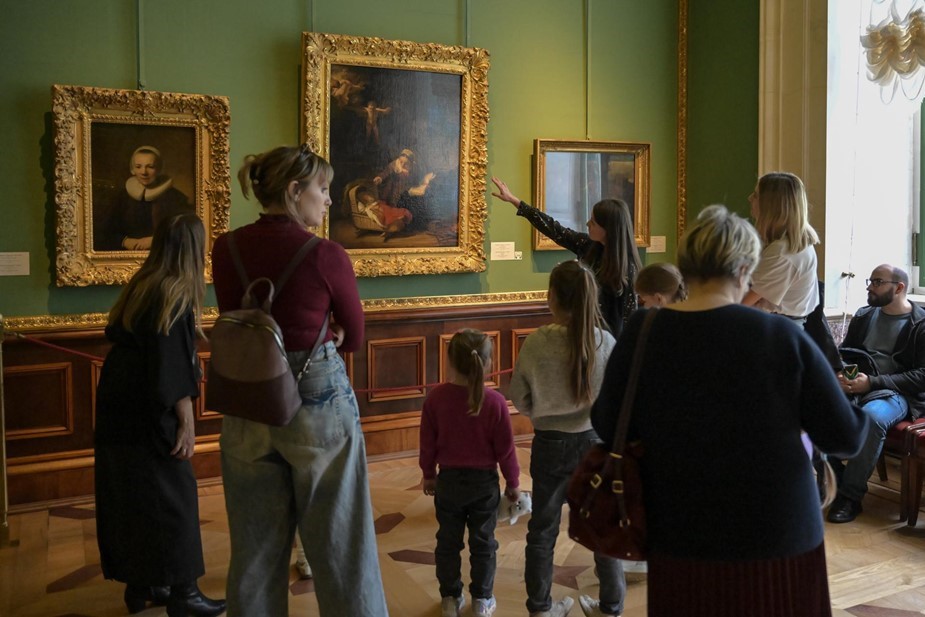 Туристы и жители Петербурга осматривают произведения искусства в музее Эрмитаж.