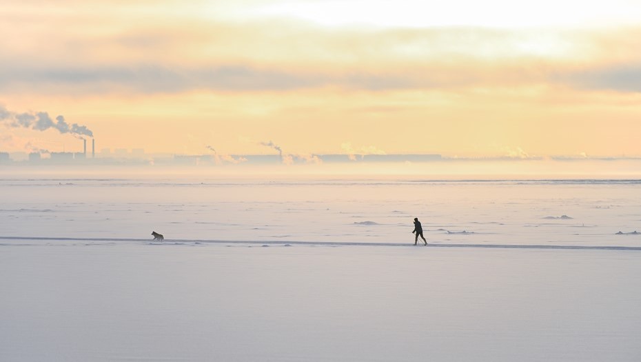 Лыжник на льду Финского залива. Петербург.