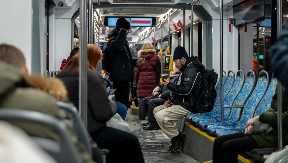 Вагон метро. Пассажиры едут в общественном транспорте.