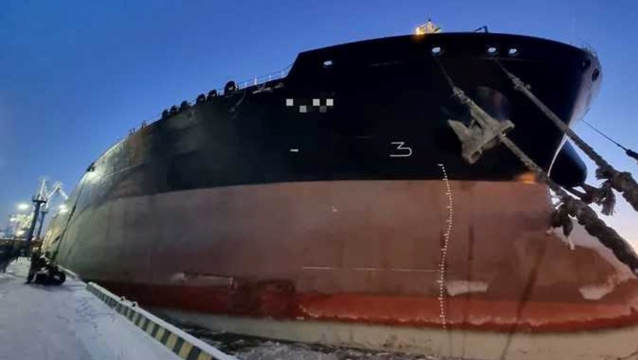 Судно, которое врезалось в причал в Усть-Луге 