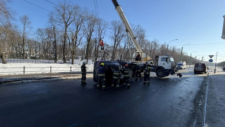 Работа спасателей после ДТП у Летнего сада. 