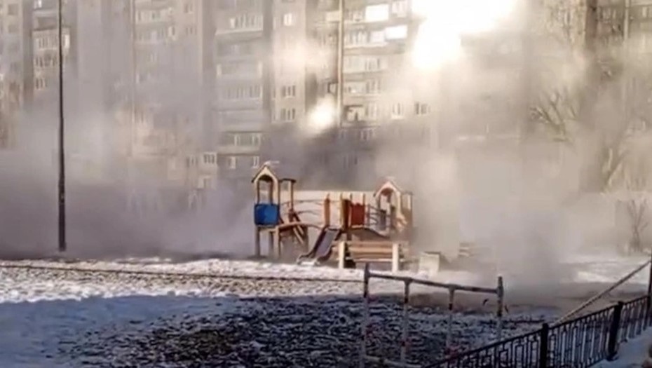 Прорыв трубы с кипятком на Маршала Казакова 