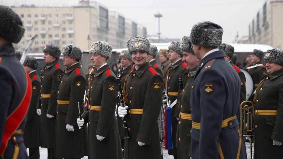 Торжественная церемония возложения цветов к Монументу героическим защитникам Ленинграда на площади Победы. 