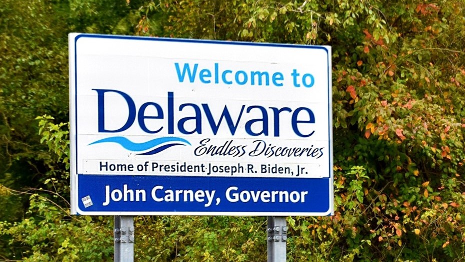 Дорожный знак на въезде в штат Делавэр, США. Дорожный знак на въезде в штат Делавэр, США.
