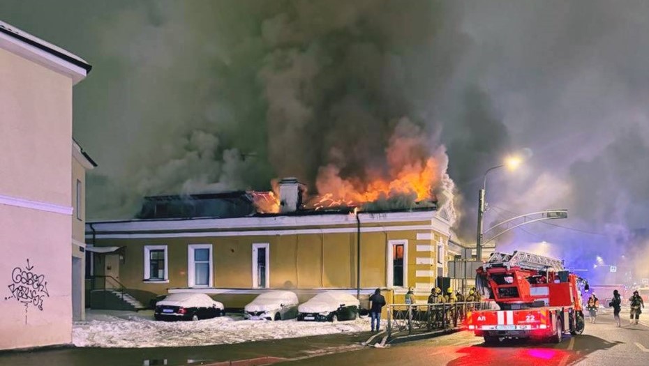 Кровля горит в одноэтажном здании на Уральской улице