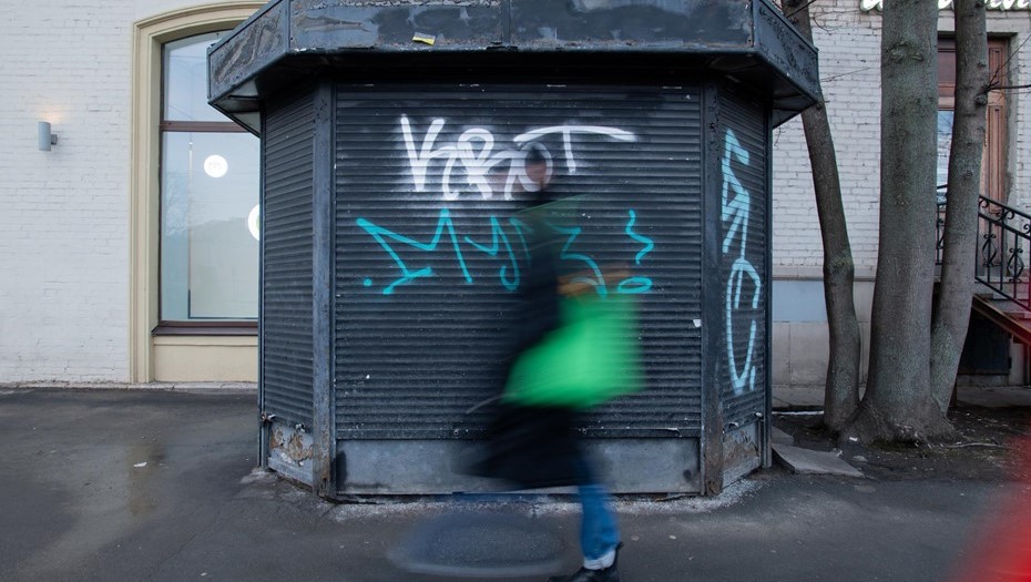 Торговые павильоны у метро Черная речка.