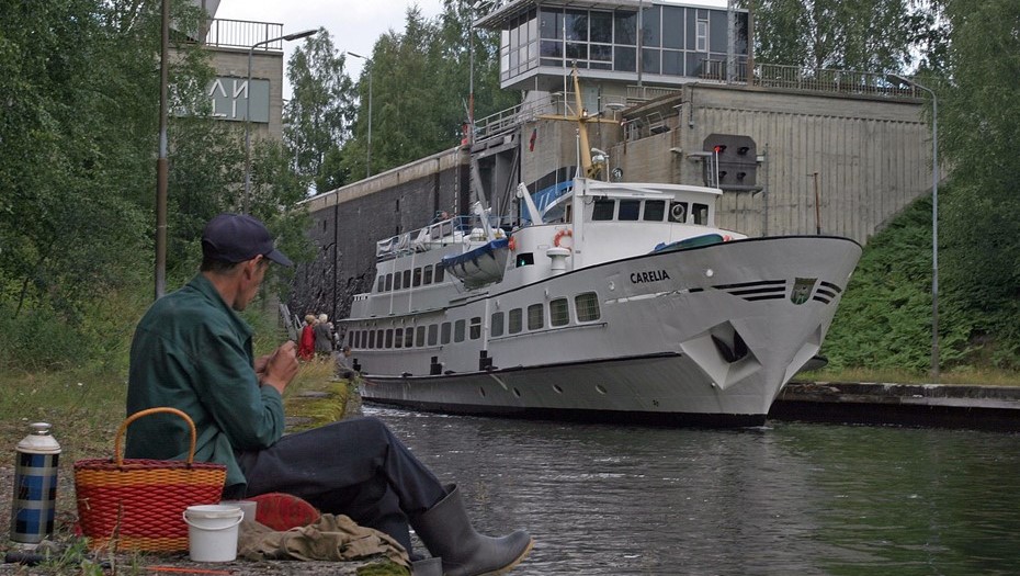 Прогулочный теплоход Carelia у шлюза "Пялли". Сайменский канал. Прогулочный теплоход Carelia у шлюза "Пялли". Сайменский канал.