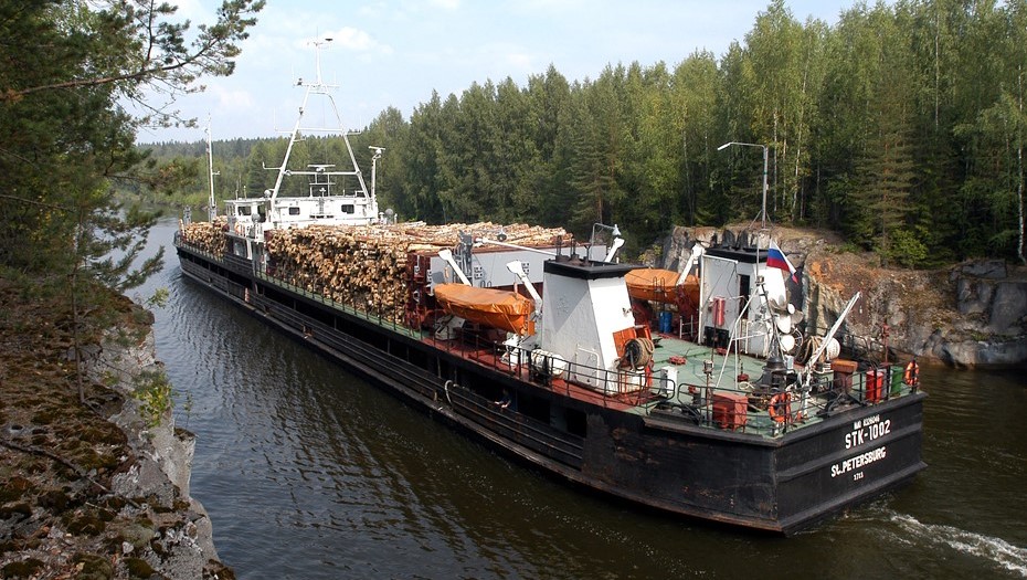 Баржа-лесовоз на Сайменском канале. Баржа-лесовоз на Сайменском канале.