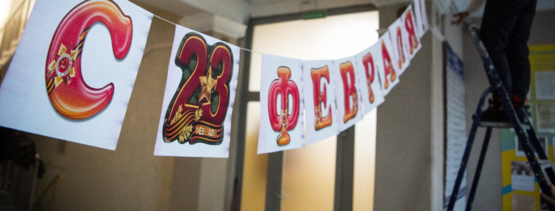 Петербуржцы стекаются в ТЦ перед 23 Февраля ради подарков и развлечений