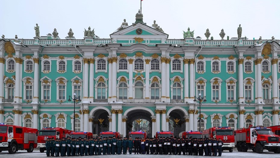 На Дворцовой площади прошло торжественное вручение техники пожарным