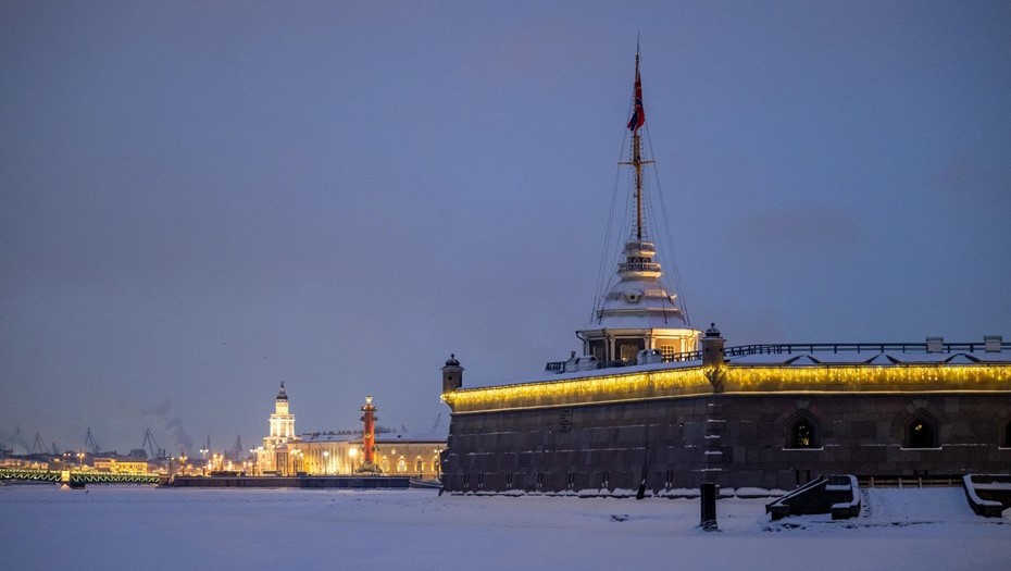 Петропавловская крепость на фоне Стрелки Васильевского острова.