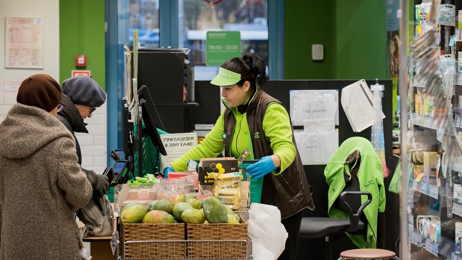 Мигранты работают не только в крупных сетях, но и в многочисленных магазинах формата "у дома"