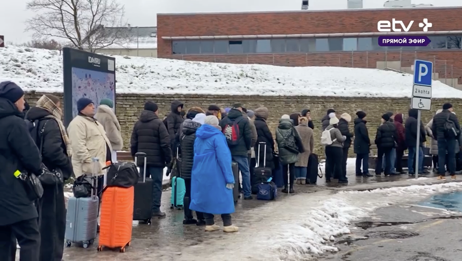 Очередь к российской границе. Нарва, Эстония. Снимок с видео.