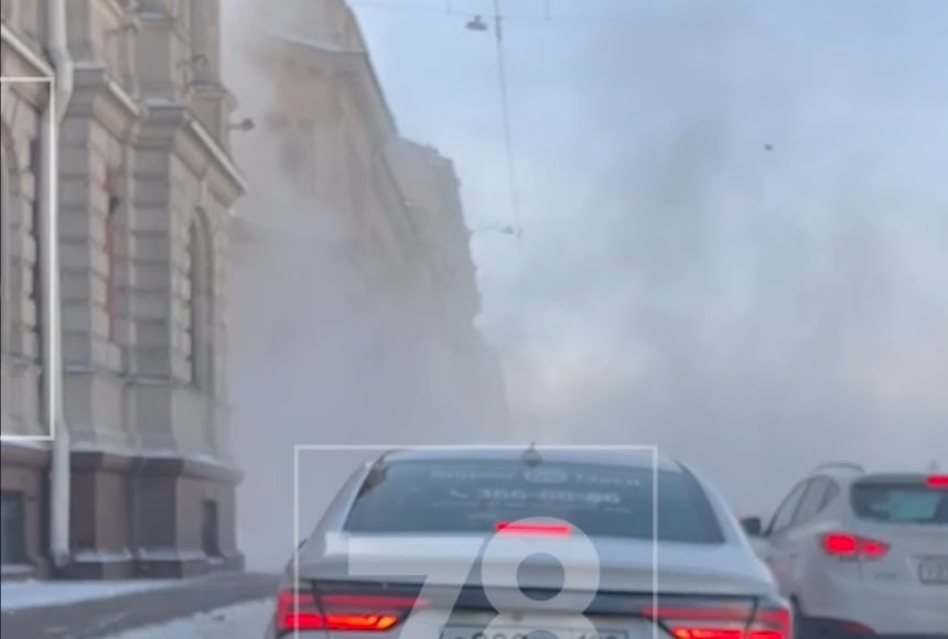 Клубы пара поднимаются над дорогой на набережной Фонтанки 21 февраля Клубы пара поднимаются над дорогой на набережной Фонтанки 21 февраля