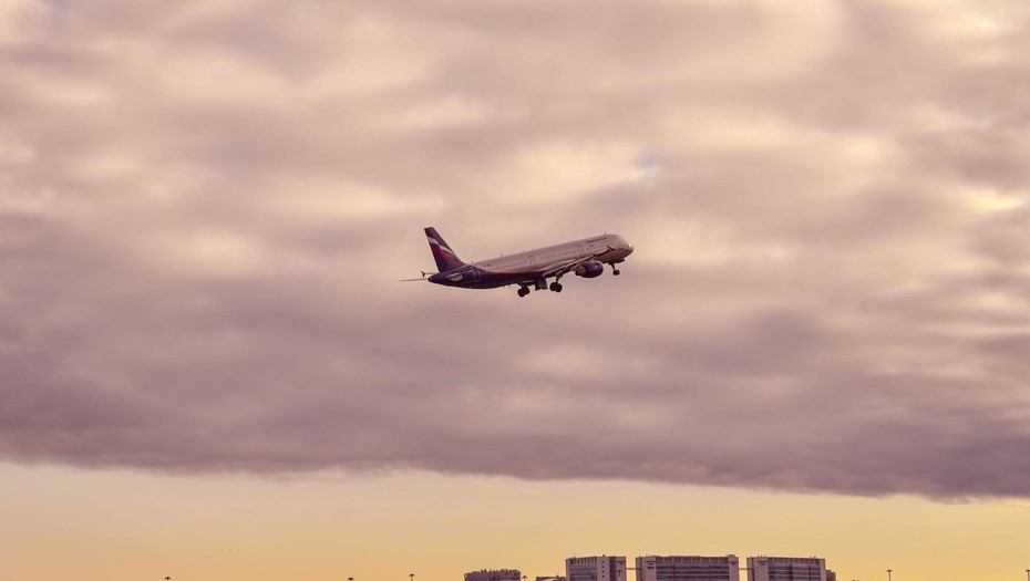 Самолет взлетает над Петербургом.