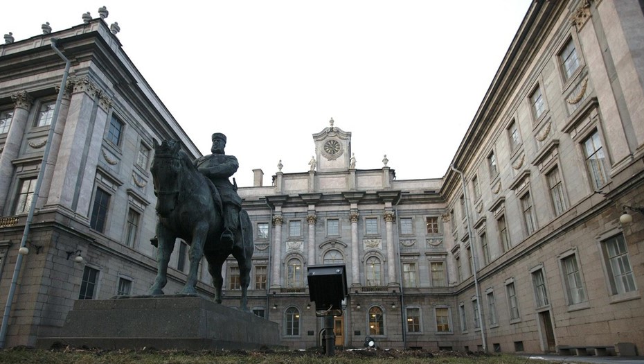 Мраморный дворец. Памятник Александру III. Мраморный дворец. Памятник Александру III.