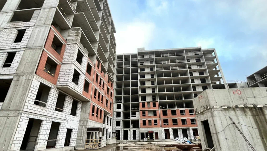 Вид строящегося ЖК "Е.волюция" в январе 2026 года