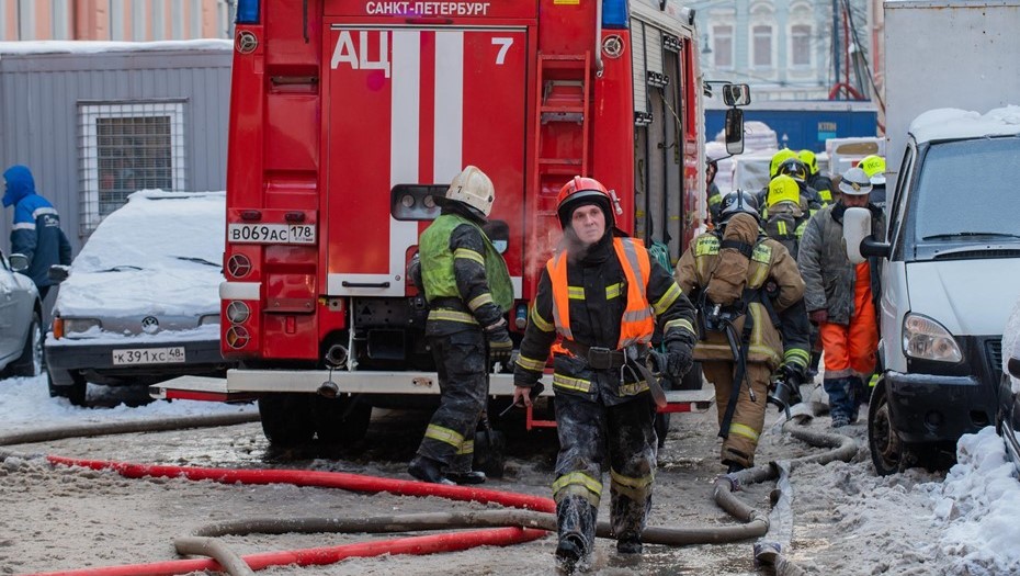 В Невском районе ночью тушили квартиру 
