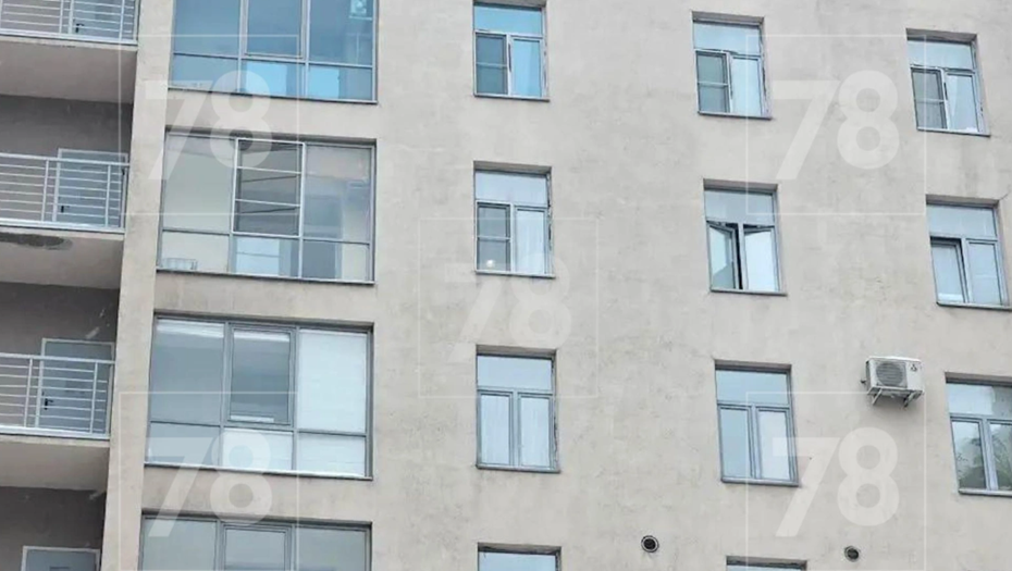 Окно на 7-м этаже дома, из которого упал мальчик 22 февраля Окно на 7-м этаже дома, из которого упал мальчик 22 февраля