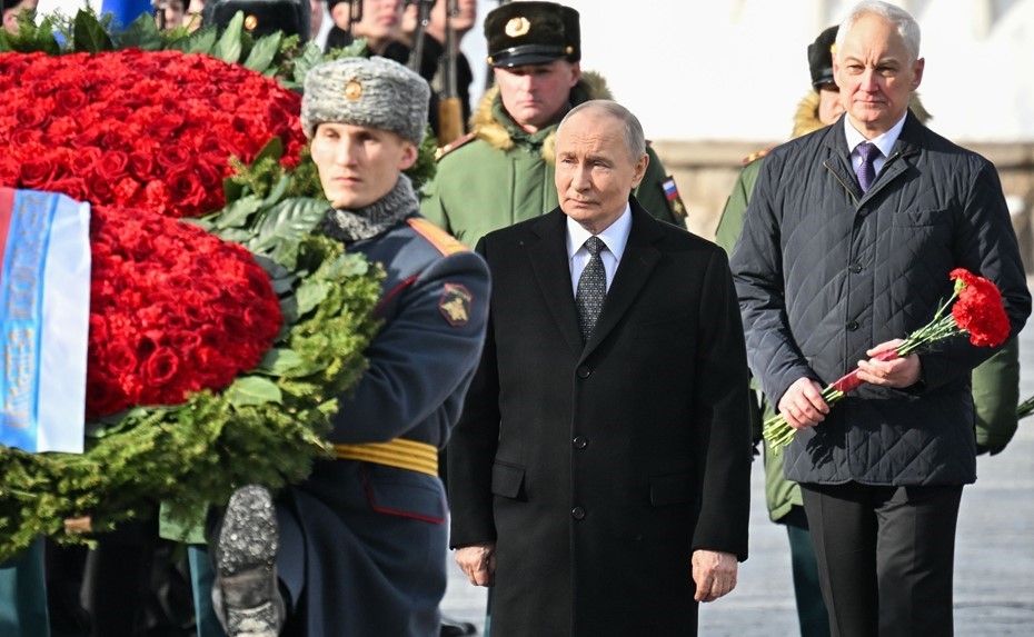 Президент России Владимир Путин возложил венок к Могиле Неизвестного Солдата 23 февраля
