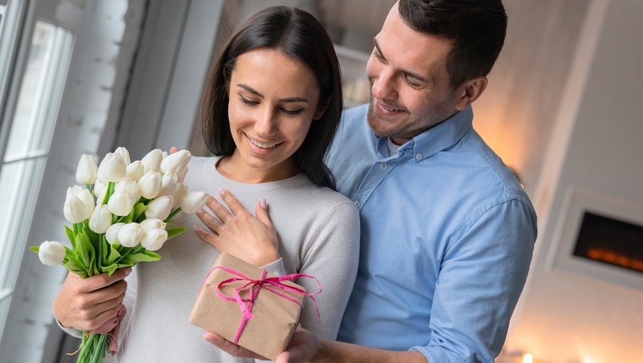 На подарки к 8 марта петербуржцы потратят в среднем по 6 тыс. рублей