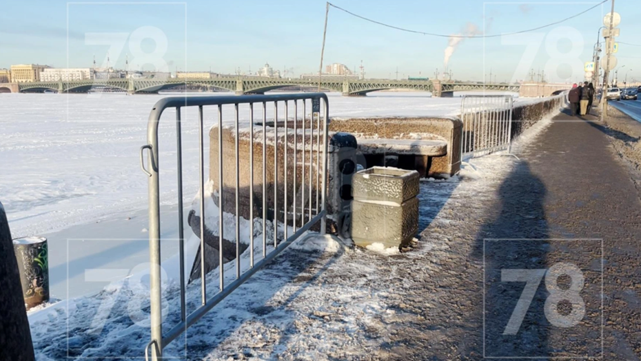 В Петербурге установили ограничители на спусках к Неве