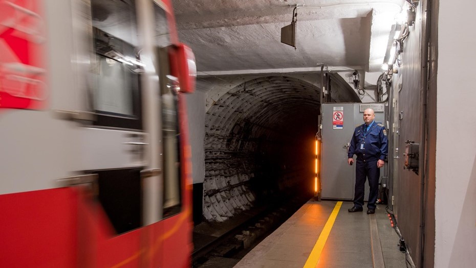 Сотрудник метрополитена на платформе станции метро Балтийская.