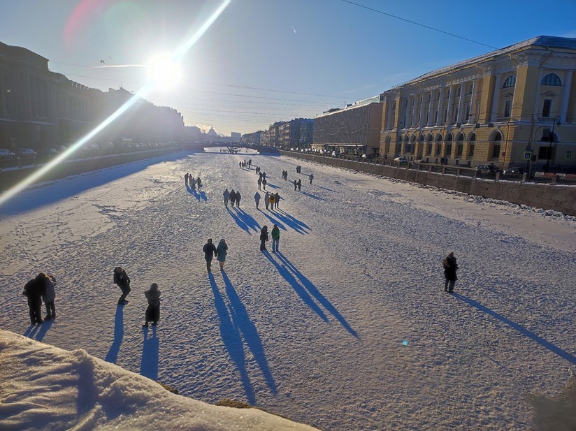 Петербуржцы гуляют по льду Фонтанки в феврале 2026 года