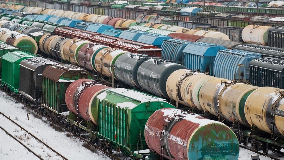 Грузовые составы на станции. Грузовые составы на станции.