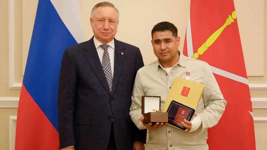 В Петербурге наградили дворника, спасшего выпавшего с окна ребёнка В Петербурге наградили дворника, спасшего выпавшего с окна ребёнка