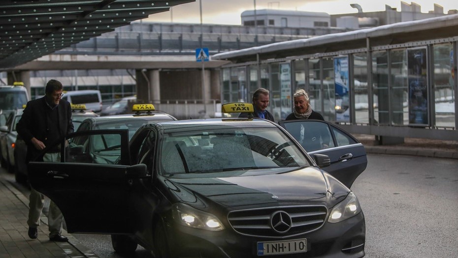 Такси у аэропорта Хельсинки-Вантаа. Финляндия. Такси у аэропорта Хельсинки-Вантаа. Финляндия.