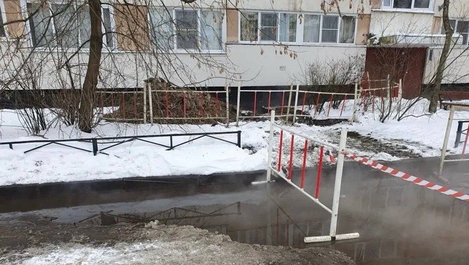 Место прорыва трубы с кипятком на улице Стойкости в Петербурге