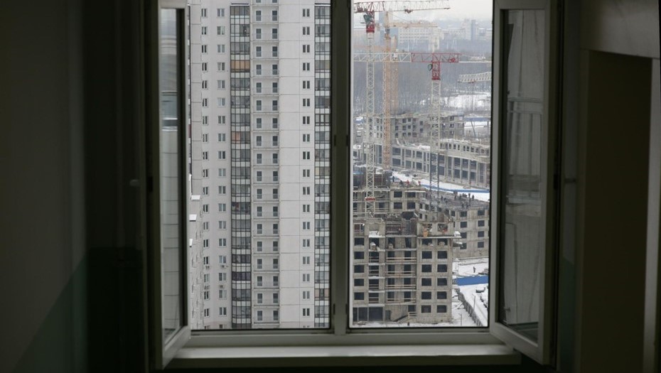 Россия. Санкт-Петербург. Невский район, Веселый поселок. Вид на строительство ЖК "Коллонтай, 2" из окна жилого дома.