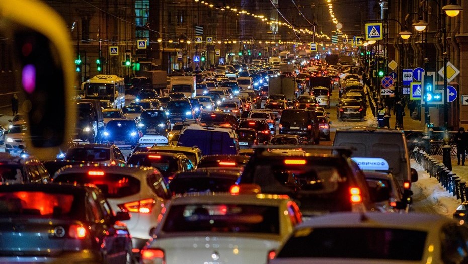 Петербург вечером 26 февраля замер в пробках из-за метели 