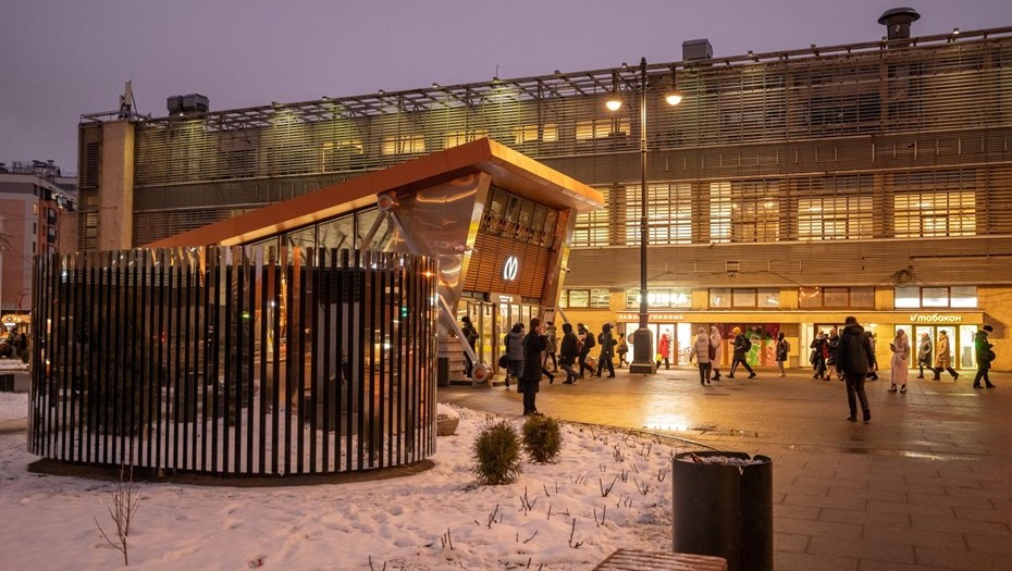 Станция метро Горный институт.