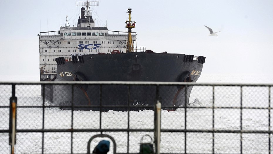 Судно в обледеневшем Финском заливе. Февраль 2011 года.