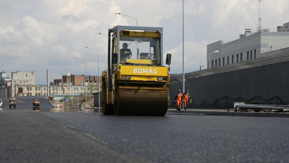 Россия. Санкт-Петербург. Завершение работ по устройству дороги на южной стороне Обводного канала. Каток.