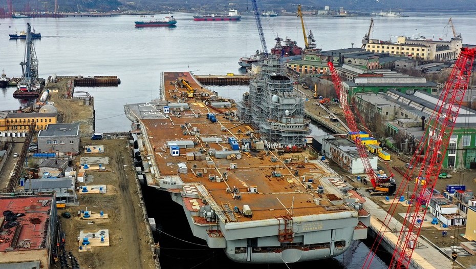 Крейсер "Адмирал Кузнецов", вставший в док 35-го судоремонтного завода (филиал Центра судоремонта "Звездочка", входит в Объединенную судостроительную корпорацию) 