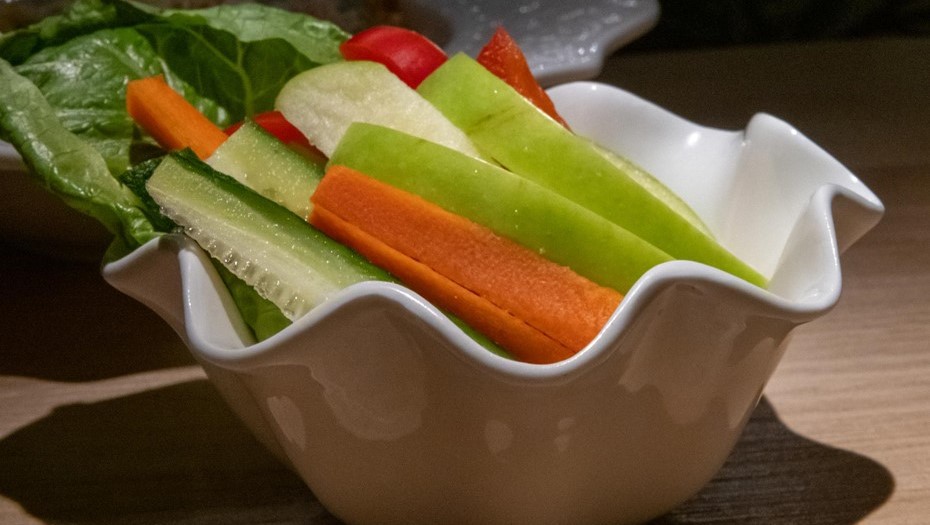 Тарелка с овощами.